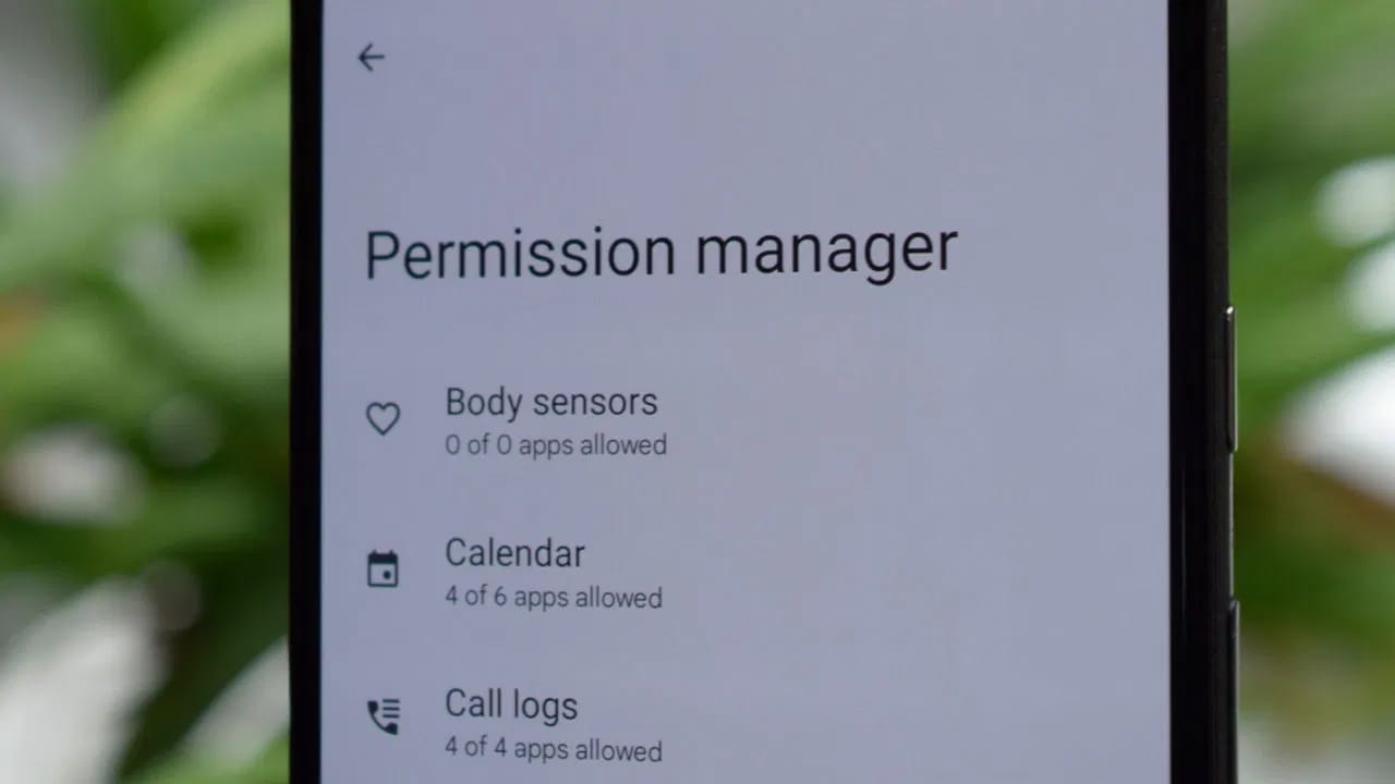 ఎల్లప్పుడూ అవసరమైన అనుమతులను మాత్రమే మంజూరు చేయండి: ఏ యాప్లు అధిక అనుమతులను తీసుకుంటున్నాయో వినియోగదారులు స్వయంగా తనిఖీ చేయవచ్చు. ఫోన్ సెట్టింగ్లలో, ఏ యాప్లు నిరంతరం స్థానం లేదా నేపథ్య ఇంటర్నెట్ను ఉపయోగిస్తున్నాయో చూడటానికి ప్రైవసీ లేదా పర్మిషన్ మేనేజర్ విభాగాన్ని తనిఖీ చేయండి. వాటి ప్రయోజనానికి అనుగుణంగా లేని అనుమతులు ఉన్న యాప్లకు యాక్సెస్ను తీసివేయడం లేదా పరిమితం చేయడం ఉత్తమం. అదనంగా ఏదైనా కొత్త యాప్ను డౌన్లోడ్ చేసే ముందు మీరు దాని సమీక్షలు, అనుమతులను సమీక్షించాలి. మీ ఫోన్ను తాజాగా ఉంచుకోవాలి.