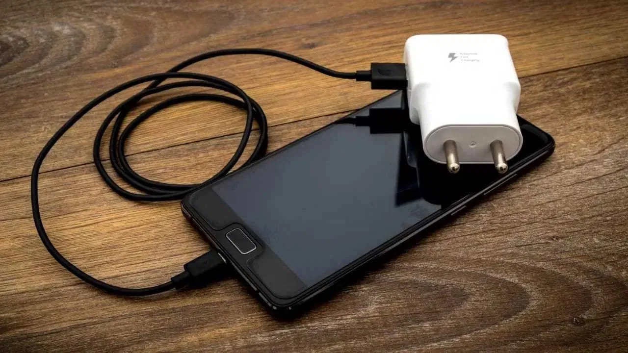 రెండవది ప్రతి ఫోన్కు వేర్వేరు రంగుల ఛార్జర్ను తయారు చేయాల్సి వస్తే, కంపెనీలు వేర్వేరు రంగుల రంగులను ఉపయోగించాల్సి ఉంటుంది. యంత్రాలను తరచుగా శుభ్రం చేయాల్సి ఉంటుంది. దీనివల్ల ఉత్పత్తి ఖర్చులు కూడా పెరుగుతాయి.