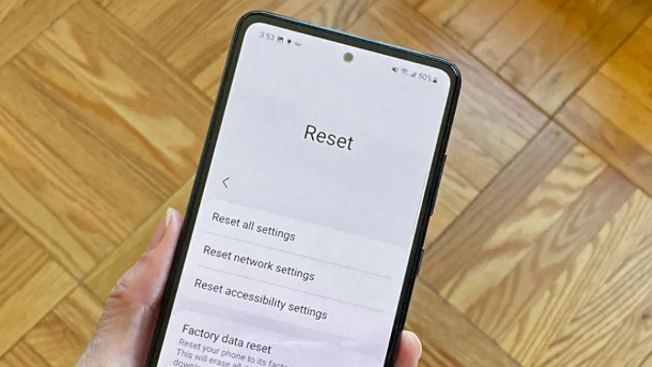 మీ ఫోన్ బాగా నెమ్మదించినట్లయితే తరచుగా షట్ డౌన్ అవుతుంటే లేదా ఓవర్ హీటింగ్, బ్యాటరీ డ్రెయిన్, తరచుగా యాప్ క్రాష్లు వంటి సమస్యలను ఎదుర్కొంటుంటే, ఫ్యాక్టరీ రీసెట్ ఒక ఎంపిక కావచ్చు. చాలా సందర్భాలలో సాఫ్ట్వేర్ అప్డేట్లు లేదా స్టోరేజ్ను క్లియర్ చేయడం కూడా సమస్యను పరిష్కరించవచ్చు. కానీ ఈ ప్రాథమిక పరిష్కారాలు పని చేయనప్పుడు ఫ్యాక్టరీ రీసెట్ సరైన నిర్ణయం కావచ్చు.