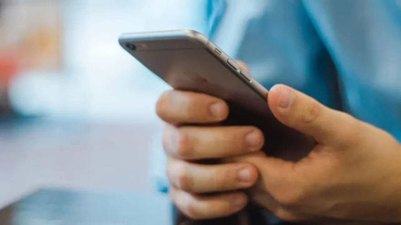 రీసెట్ చేసిన తర్వాత ఏమి చేయాలి?: ఫోన్ రీసెట్ చేసిన తర్వాత మీకు నిజంగా అవసరమైన యాప్లను మాత్రమే ఇన్స్టాల్ చేయండి. ఇది మీ ఫోన్ను తేలికగా, శుభ్రంగా ఉంచుతుంది. స్టోరేజీని ఆదా చేస్తుంది. స్లోడౌన్ సమస్య పునరావృతం కాకుండా నిరోధిస్తుంది.