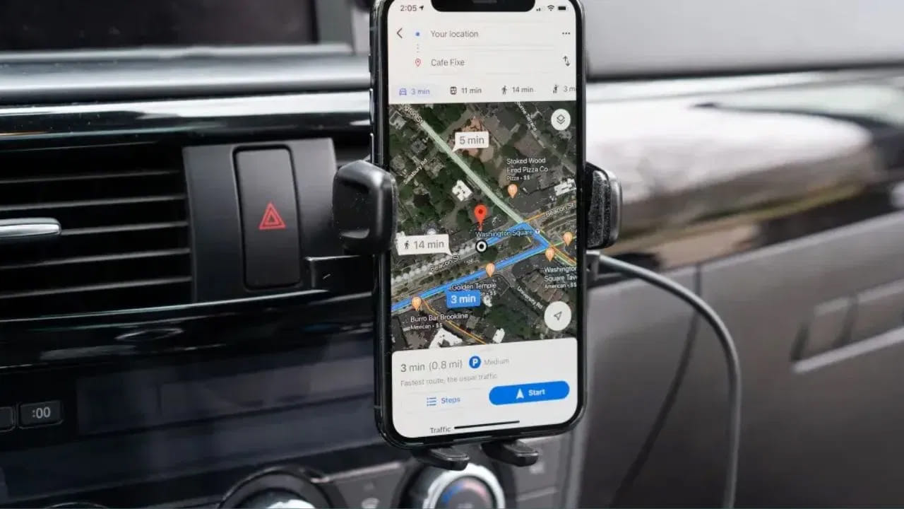 ఇంజిన్ ఆన్, ఆఫ్లో ఉన్నప్పుడు ఛార్జింగ్: చాలా మంది తమ కార్లను స్టార్ట్ చేస్తున్నప్పుడు లేదా ఆపే సమయంలో ఫోన్లను ఛార్జింగ్లో ఉంచుతారు. ఈ అలవాటు బ్యాటరీకి కూడా హానికరం. ఇంజిన్ స్టార్ట్ అయినప్పుడు, అకస్మాత్తుగా అధిక పవర్ స్పైక్ ఉంటుంది. ఇది ఛార్జర్ ద్వారా నేరుగా ఫోన్కు ప్రసారం అవుతుంది. ఇది బ్యాటరీని నెమ్మదిగా దెబ్బతీస్తుంది. ముఖ్యంగా కొత్త స్మార్ట్ఫోన్లకు ప్రమాదకరం.
