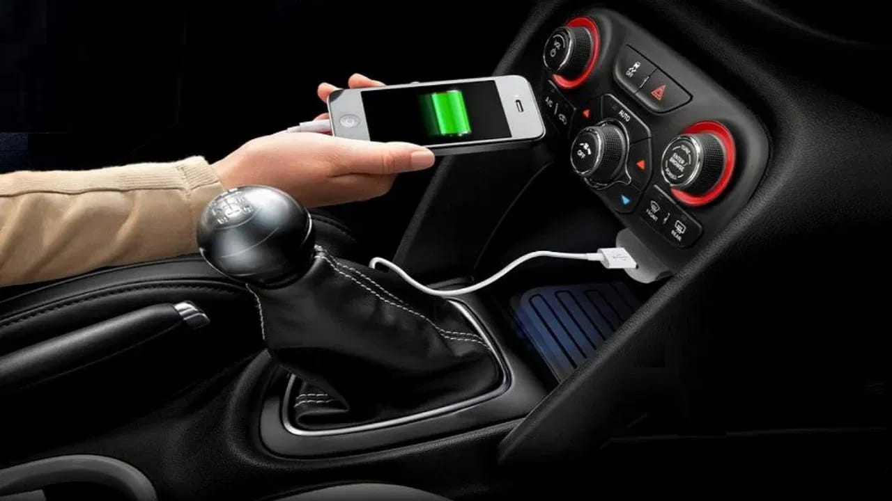 వేడెక్కడం వల్ల కలిగే ప్రమాదం: కారు లోపల ఉష్ణోగ్రత ఇప్పటికే ఎక్కువగా ఉంటుంది. ముఖ్యంగా వేసవిలో సూర్యరశ్మికి గురైనప్పుడు ఫోన్ ఛార్జ్ అవుతుంటే వేడెక్కడం వల్ల కలిగే ప్రమాదం గణనీయంగా పెరుగుతుంది. అధిక ఉష్ణోగ్రతల వద్ద నిరంతరం ఛార్జ్ చేయడం వల్ల బ్యాటరీ సామర్థ్యం తగ్గుతుంది. ఫోన్ త్వరగా డిశ్చార్జ్ అవుతుంది.