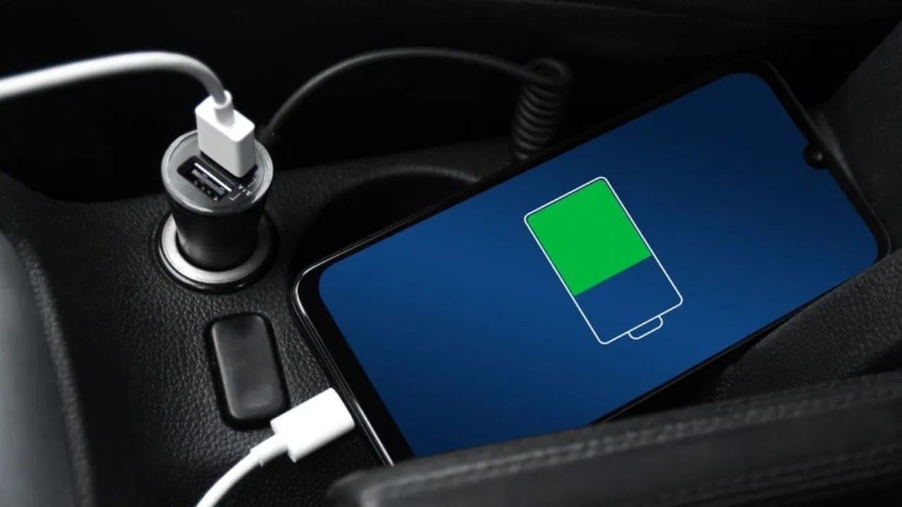 మీరు కారులో మీ ఫోన్ను ఛార్జ్ చేయాలనుకుంటే గుర్తుంచుకోవలసిన కొన్ని ముఖ్యమైన విషయాలు ఉన్నాయి. ఎల్లప్పుడూ బ్రాండెడ్, సర్టిఫైడ్ కార్ ఛార్జర్ను ఉపయోగించండి. ఇంజిన్ను స్టార్ట్ చేసేటప్పుడు లేదా ఆపేటప్పుడు ఫోన్ను ఛార్జింగ్ నుండి తీసివేయండి. ఛార్జింగ్ చేస్తున్నప్పుడు ఫోన్ను సూర్యరశ్మికి గురికాకుండా ఉండండి. అవసరమైతే తప్ప 100% ఛార్జ్ చేయకుండా ఉండండి.