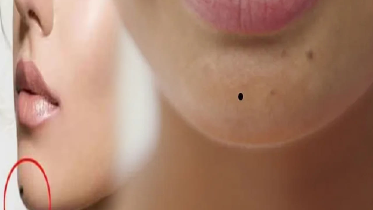 పుట్టు మచ్చల శాస్త్రం ప్రకారం ఏ స్త్రీకి అయితే గదవపై పుట్టు మచ్చ ఉంటుందో వారు అన్ని రంగాల్లో దూసుకెళ్తారు.  అంతే కాకుండా రాజకీయంగా, వ్యాపార పరంగా, ఉద్యోగ పరంగా అన్ని రంగాల్లో గొప్ప స్థానంలో ఉంటారని చెబుతున్నారు జ్యోతిష్య శాస్త్ర నిపుణులు.