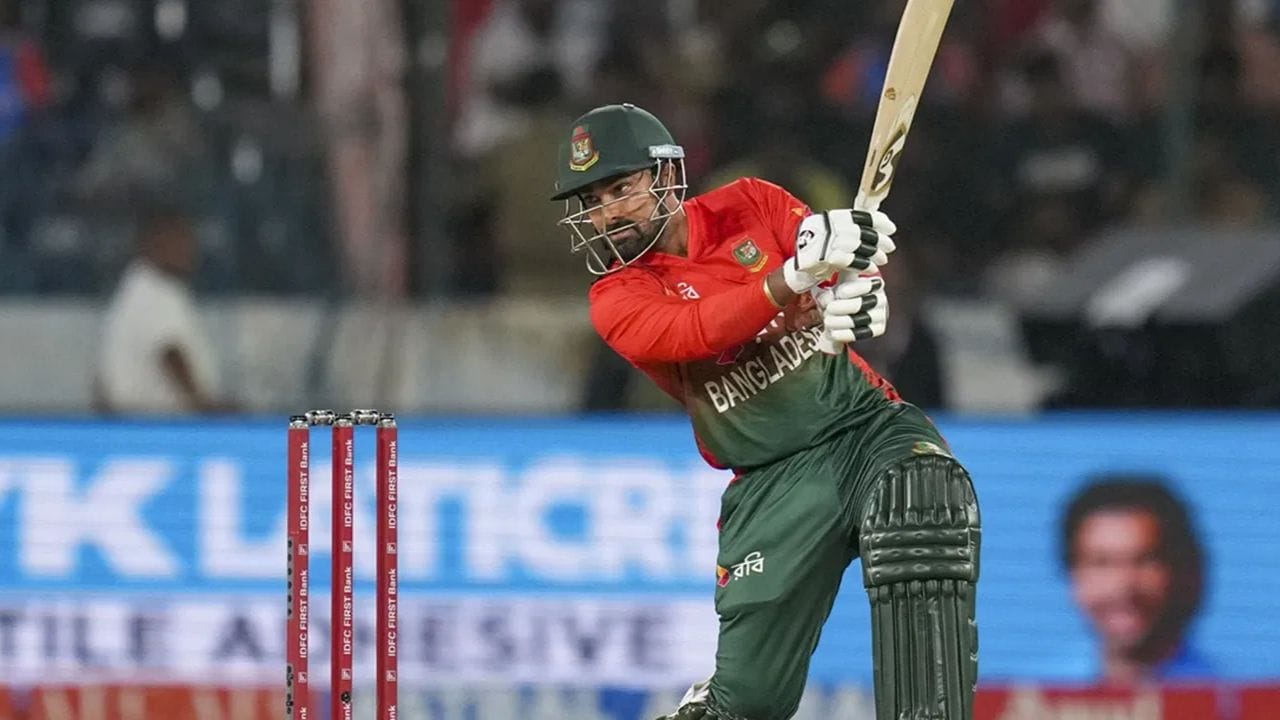 పాకిస్తాన్ తర్వాత బంగ్లాదేశ్ రెండవ స్థానంలో ఉంది. బంగ్లా ఓపెనర్లు ఎనిమిది మంది డకౌట్‌లతో రెండో స్థానంలో నిలిచారు. దక్షిణాఫ్రికా ఓపెనర్లు ఆరుగురు డకౌట్‌లతో మూడవ స్థానంలో నిలిచారు. శ్రీలంక ఓపెనర్లు ఐదుసార్లు డకౌట్‌లకు ఔటయ్యారు.