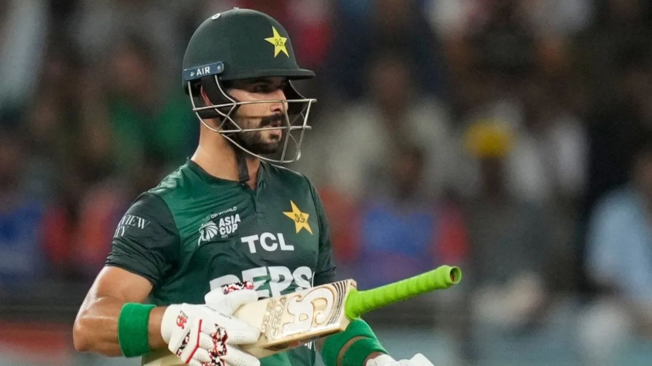 ఆస్ట్రేలియాతో జరిగిన మ్యాచ్‌లో పాకిస్తాన్ 20 ఓవర్లలో 168 పరుగులు చేసింది. సామ్ అయూబ్ 40 పరుగులతో టాప్ స్కోరర్‌గా నిలిచాడు. సల్మాన్ ఆఘా 39 పరుగులు చేశాడు. బాబర్ 24 పరుగులు చేశాడు. ఆడమ్ జంపా నాలుగు వికెట్లతో అత్యధిక వికెట్లు పడగొట్టాడు.