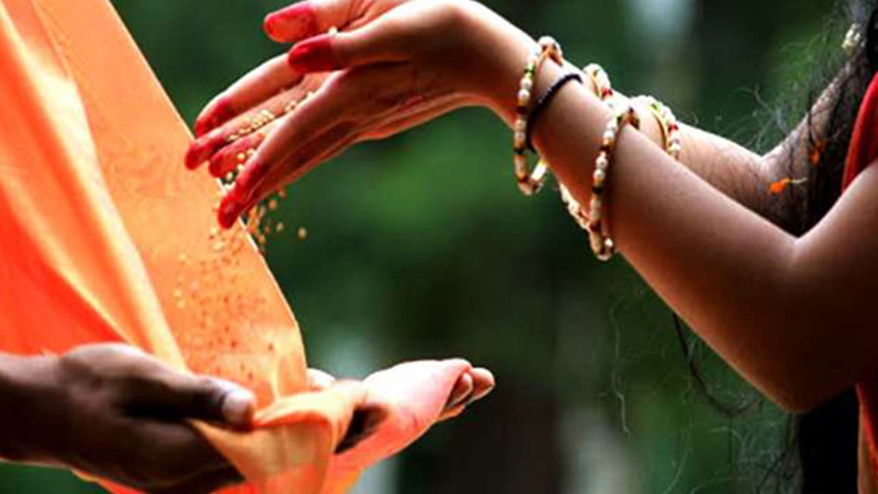 ఇక మౌనీ అమావాస్య రోజున నదిస్నానం ఆచరించడం, దాన ధర్మాలు చేయడం చాలా ముఖ్యం. ఈరోజు ఎవరు అయితే బ్రహ్మముహుర్తంలోనే నిద్రలేచి, నది స్నానం ఆచరించి దానధర్మాలు చేస్తారో, వారికి వారి జీవితంలో పట్టిన దరిద్రాలన్నీ పటాపంచల్ అవుతాయంట. అందుకే తప్పకుండా ఈరోజున ధాన ధర్మాలు చేయాలని చెబుతుంటారు పండితులు.