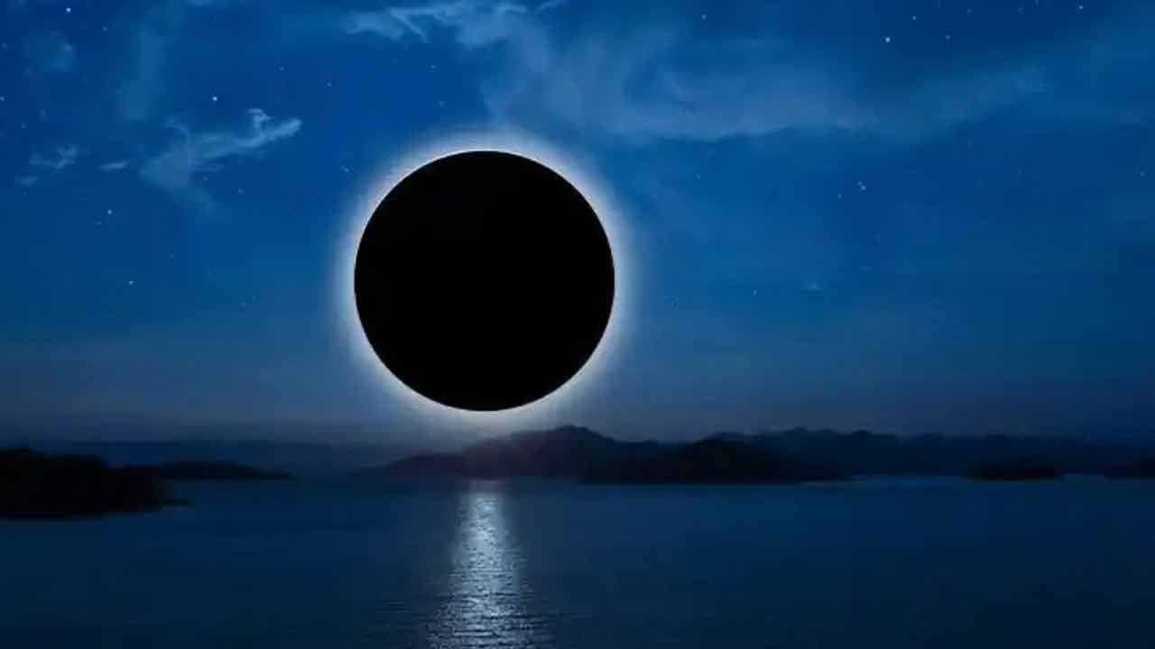 మౌన ఉపవాసం ఉండి, గంగానదిలో మూడు లేదా ఐదు సార్లు స్నానం ఆచరించిన తర్వాత, నల్ల నువ్వులు, తెల్ల నువ్వులు దానం చేయడం వలన పూర్వీకుల ఆశీర్వాదం కలుగుతుందంట. అంతే కాకుండా నువ్వుల లడ్డూలను దానం చేయడం వలన గత జన్మలో చేసిన పాపల నుంచి విముక్తి లభిస్తుందంట. అంతే కాకుండా ఈరోజున దుప్పట్లు, వస్త్రాలు దానం చేయడం కూడా చాలా మంచిదంటున్నారు పండితులు.