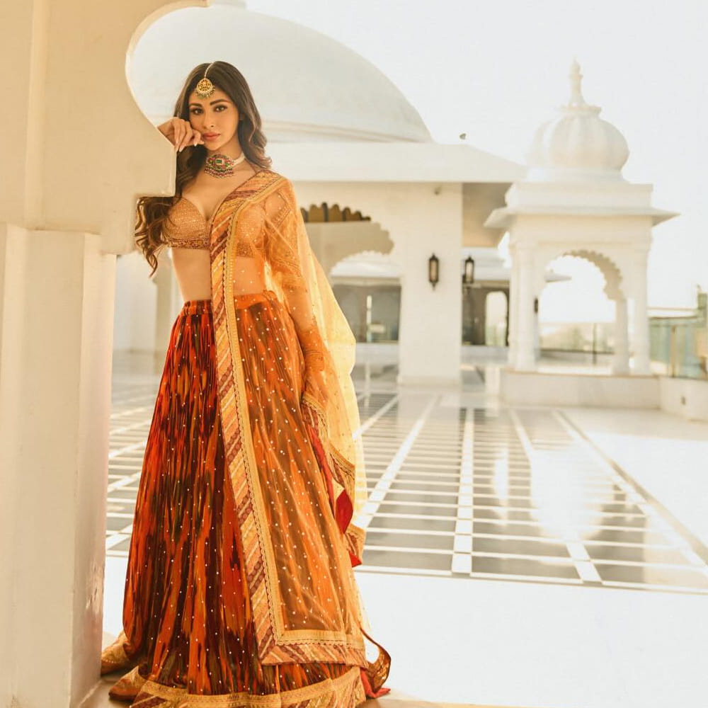 సినిమా అవకాశాల కోసం ప్రయత్నిస్తున్న రోజుల్లో తాను ఎదుర్కొన్న ఒక చేదు అనుభవాన్ని మౌనీ రాయ్ తాజాగా బయటపెట్టింది. ఓ ఇంటర్వ్యూలో ఆమె మాట్లాడుతూ షాకింగ్ విషయాలను పంచుకున్నారు. నేను 21 ఏళ్ల వయసు నుంచే సినిమా అవకాశాల కోసం ఆఫీసుల చుట్టూ తిరిగాను అని తెలిపింది.