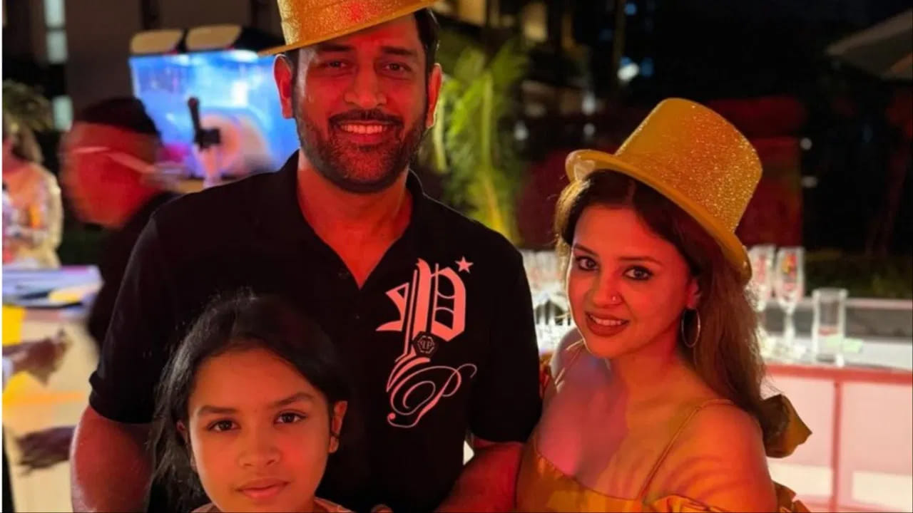 ధోని తన కుటుంబంతో కలిసి థాయిలాండ్‌లో నూతన సంవత్సరాన్ని స్వాగతించాడు. ఈ ప్రత్యేక సందర్భంలో అతని భార్య సాక్షి, కుమార్తె జివా కూడా అతనితో కలిసి కనిపించారు.