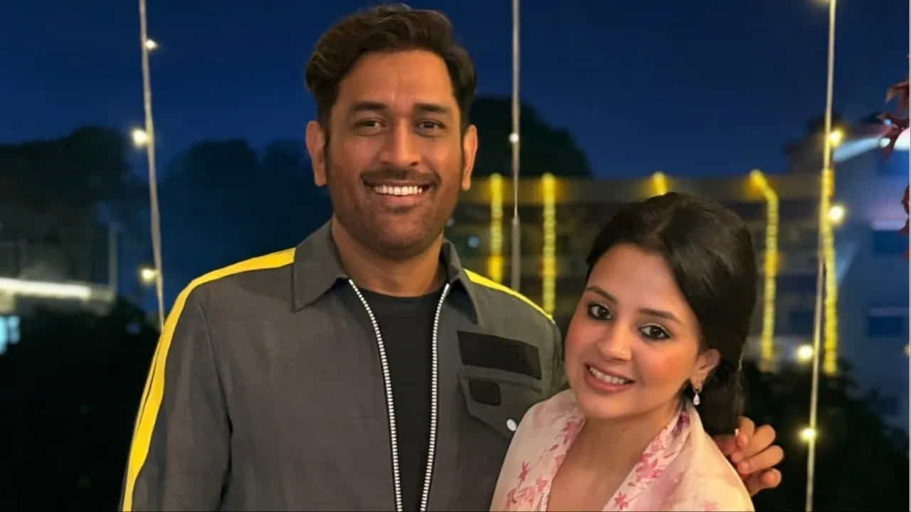 ధోని థాయిలాండ్‌లో నూతన సంవత్సర వేడుకలు జరుపుకుంటున్న ఫోటోను ధోని భార్య సాక్షి ఇన్‌స్టాగ్రామ్‌లో పోస్ట్ చేసింది. ధోని, అతని కుటుంబం థాయిలాండ్‌లోని ఫుకెట్‌లో నూతన సంవత్సర వేడుకలు జరుపుకున్నారు.