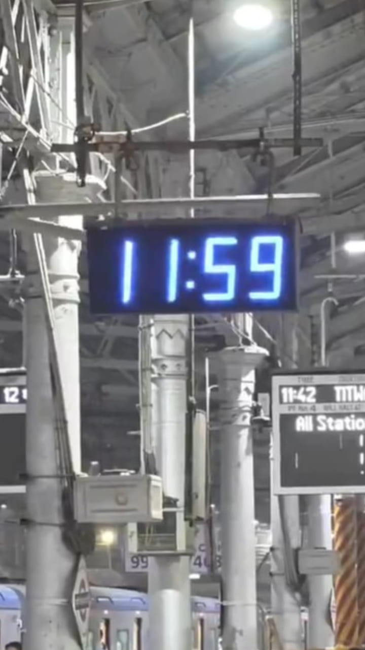 న్యూ ఇయర్ వేళ.. ముంబై రైల్వే స్టేషన్‌లో కనిపించిన ఆసక్తికర దృశ్యం