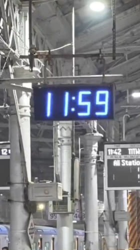 న్యూ ఇయర్ వేళ.. ముంబై రైల్వే స్టేషన్‌లో కనిపించిన ఆసక్తికర దృశ్యం