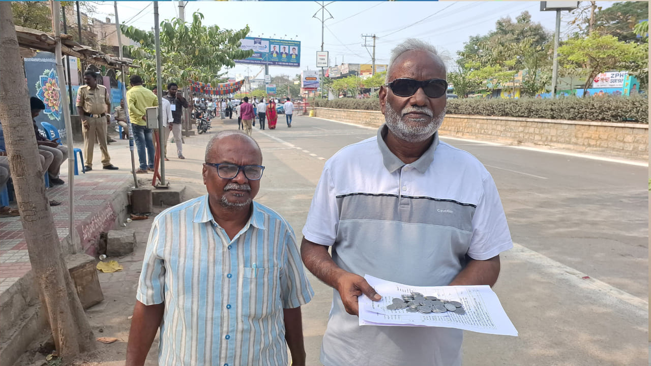 రసవత్తరంగా మున్సిపల్ ఎన్నికలు.. ఈ అభ్యర్థి నాణేలతో ఏం చేశాడో తెలుసా..?