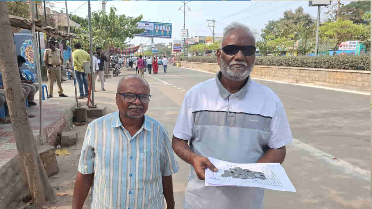 రసవత్తరంగా మున్సిపల్ ఎన్నికలు.. ఈ అభ్యర్థి నాణేలతో ఏం చేశాడో తెలుసా..?