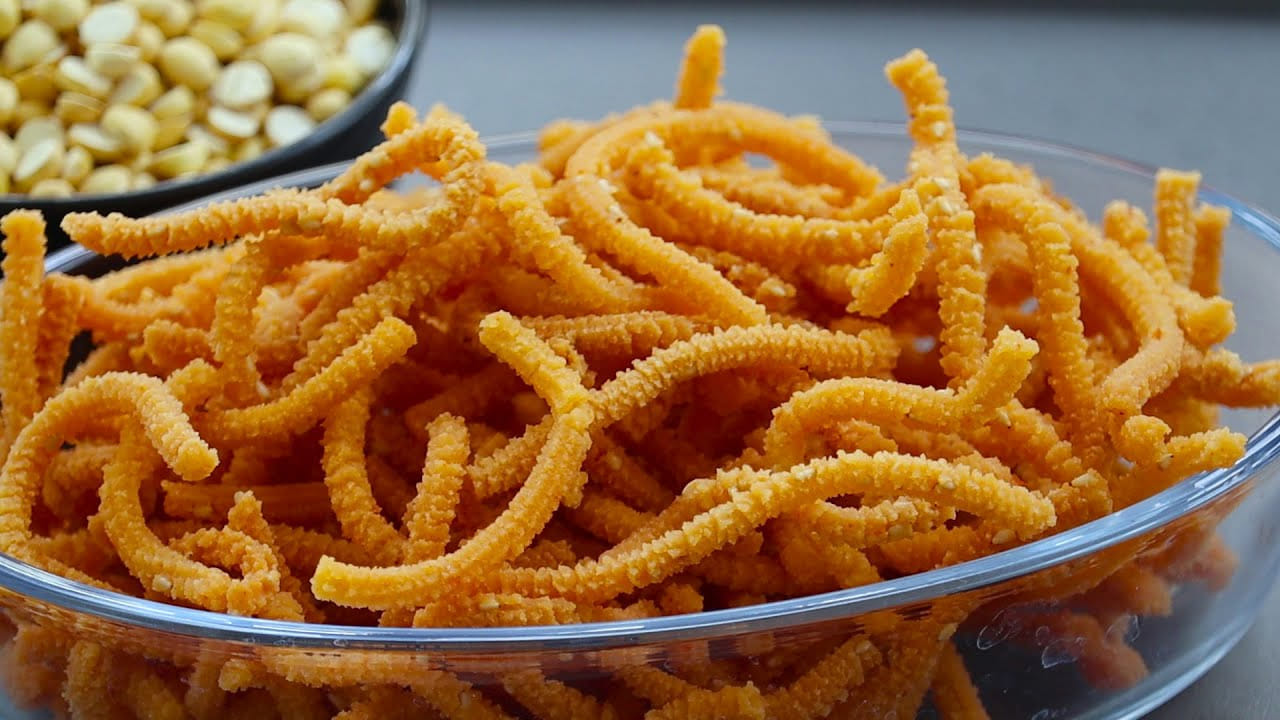 కావాల్సిన పదార్థాలు : 2 కప్పుల బియ్యం, మినప పప్పు ఒక కప్పు, వన్ స్పూన్ వెన్నె లేదా నెయ్యి, 1/2 టీ స్పూన్  ఇంగువ, 1 టీ స్పూన్ నవ్వులు లేదా జీలకర్ర, రుచికి సరిపడ ఉప్పు కారం, డీప్ ఫ్రై కోసం నూనె.