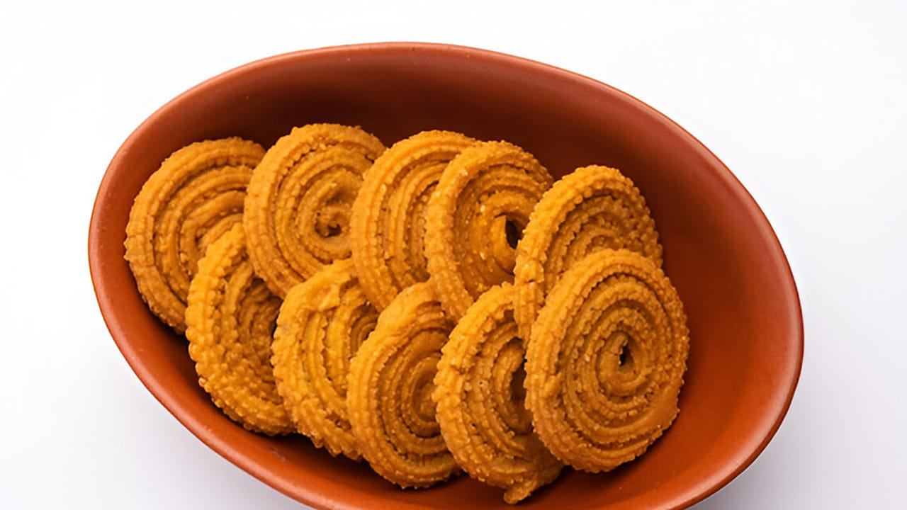 తమిళనాడులో చాలా మంది ఇష్టపడే స్నాక్స్‌లలో మురుకులు ముందుంటాయి. ఇవి మంచి రచిని ఇవ్వడమే కాకుండా, మంచి ఆకారాన్ని కలిగి ఉంటాయి. బియ్యం పిండి,మినపప్పు పిండి , జీలకర్ర లేదా నువ్వులు, సుగంధ ద్రవ్యాల మిశ్రమంతో ఈ మురుకులను తయారు చేస్తారు. ఇక మంచి రుచి, క్రిస్పీగా క్రంచ్ రుచి కోసం నెయ్యి కలిపి చేస్తుంటారు. కాగా ఈ టేస్టీ టేస్టీ మురుకులు ఎలా తయారు చేయాలో ఇప్పుడు చూసేద్దాం.