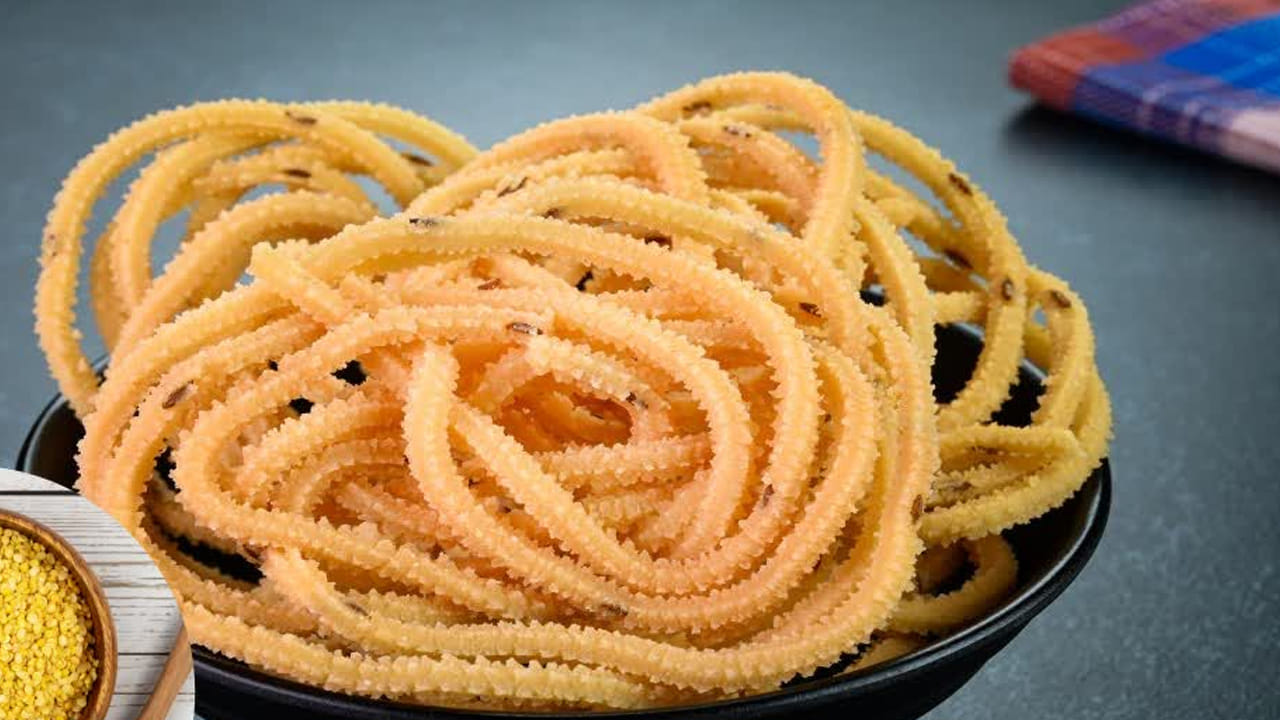 తర్వాత స్టవ్ ఆన్ చేసి, కాస్త లోతుగా, పెద్దగా ఉండే, పాన్ తీసుకొని ,స్టవ్ పై పెట్టాలి. ఆ తర్వాత అందులో డీ ఫ్రై‌కి సరిపడ నూనె వేసి, మీడియం మంట మీద నూనెను వేడి చేసుకోవాలి. తర్వాత మనం ముందుగా తయారు చేసుకున్న పిండిని,  మురుకులు చేసే పాత్రలో వేసి, పాన్‌లో ఒత్తుకోవాలి.  అచ్చం మురుకుల ఆకారంలో అవి వస్తాయి.  తర్వాత అవి బంగారు రంగులోకి వచ్చే వరకు వేయించుకోవాలి. అంతే టేస్టీ టేస్టీ మురుకులు రెడీ.