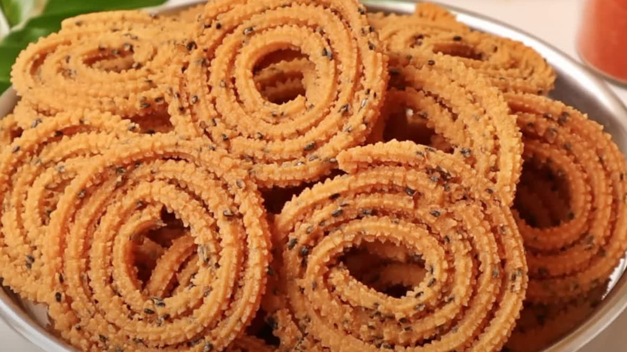 తయారు చేయాల్సిన విధానం : ముందుగా ఒక గిన్నెలో బియ్యం పిండి, మినపప్పు పిండి, తీసుకోవాలి. అందులో నువ్వులు, జీలకర్ర, ఇంగువ, ఉప్పు, కారం పొడి, నెయ్యి వేసి మంచిగా కలుపుకోవాలి.  తర్వాత కొన్ని కొన్ని వాటర్ కలుపుతూ కాస్త మెత్తగా, పిండి అంటుకోకుండా కలుపుకోవాలి. అంతే మనం మురుకుల కోసం పిండి రెడీ చేసుకున్నాం. 