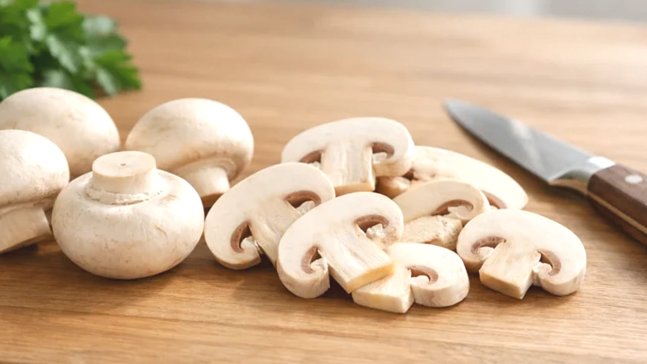 
పుట్టగొడుగులతో ఎన్నో రకాల కూరలను చేసుకోవచ్చు. దీనిని ఎక్కువగా సూప్స్, పిజ్జా ఇలాంటి వాటిలో వాడుతారు. ఇంకొందరు కూర, ఫ్రై ఇలా చేసుకుని తింటారు. ఇవి ఎలా తిన్నా కూడా రుచికరంగా ఉంటాయి. 