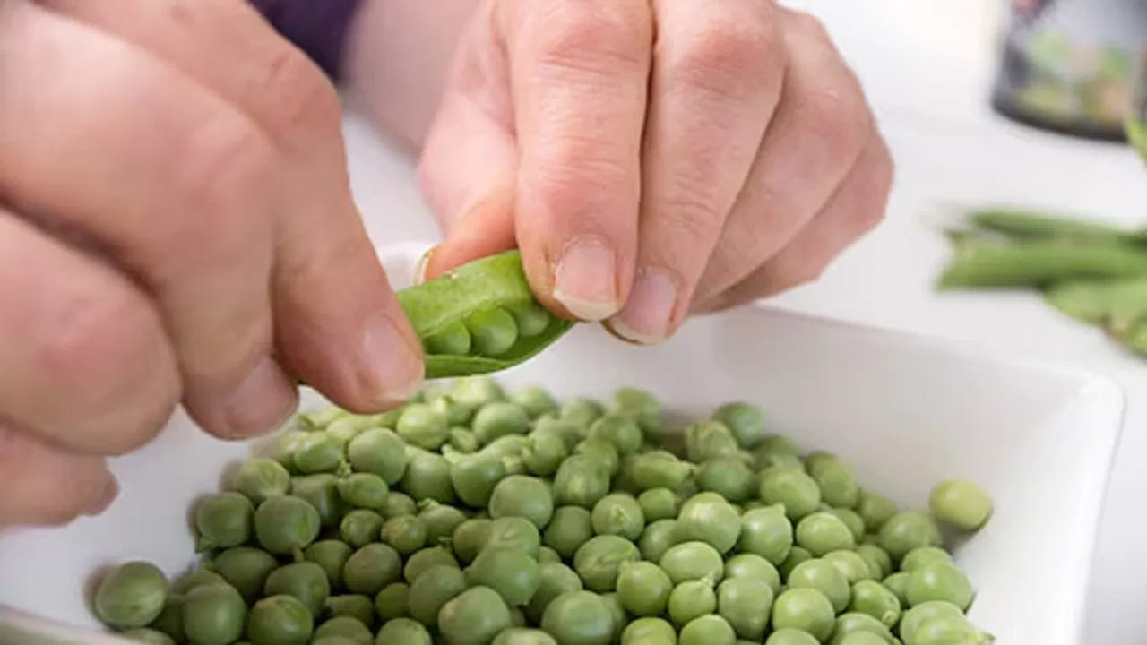 ఐస్‌లో వేసిన బఠానీ కాయలను సున్నితంగా నొక్కితే బఠానీలు వెంటనే బయటకు వస్తాయి. మీరు కొన్ని నిమిషాల్లోనే సులువుగా తీయవచ్చు. 5 కిలోల బఠానీలను తొక్క తీయాలనుకుంటే ఈ కిచెన్ హ్యాక్‌ ఉపయోగించవచ్చు.