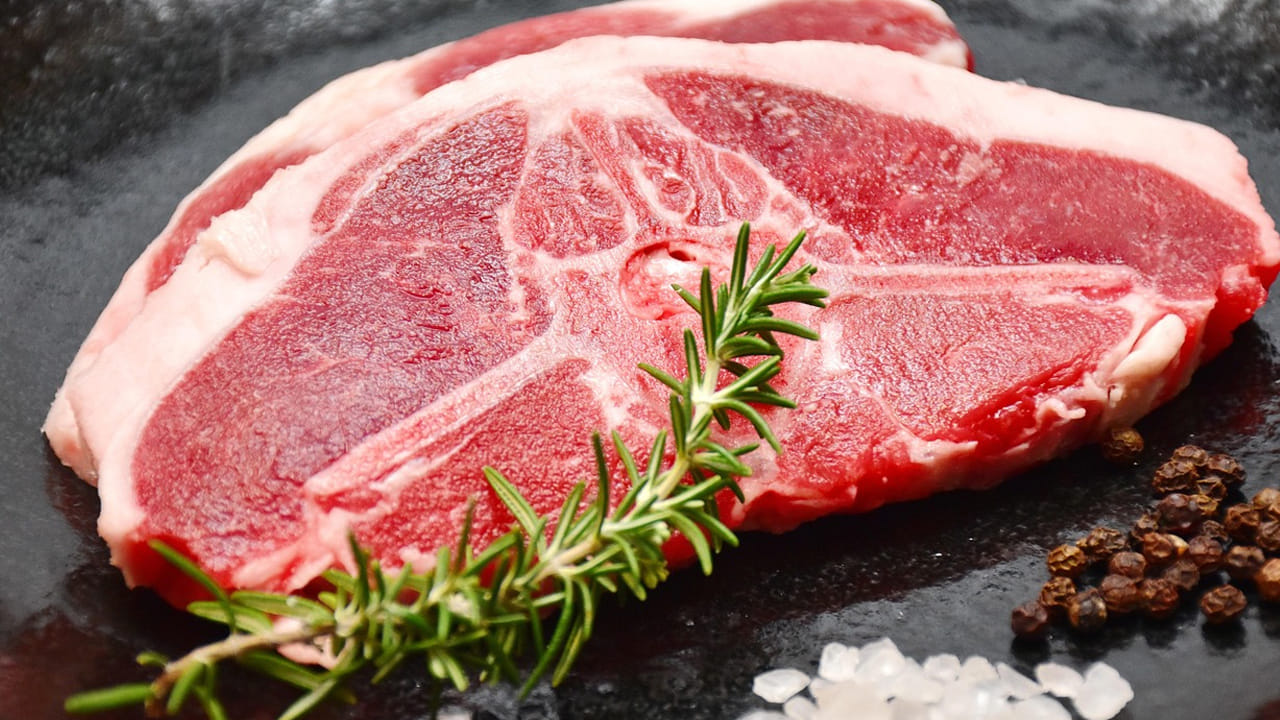 
కాబట్టి, మటన్ తిన్న తర్వాత పైన చెప్పిన వాటిని టచ్ కూడా చేయొద్దు. ఒక వేళ మీరు తింటే కోరి సమస్యలు తెచ్చుకున్నట్లే. 
(NOTE: ఇందులోని అంశాలు కేవలం అవగాహన కోసం మాత్రమే. నిపుణులు అందించిన సమాచారం ప్రకారం ఇక్కడ తెలియజేయడమైనది. ఆరోగ్యరీత్యా ఎలాంటి సమస్యలు ఉన్నానేరుగా వైద్య నిపుణులను సంప్రదించడం మంచిది)
