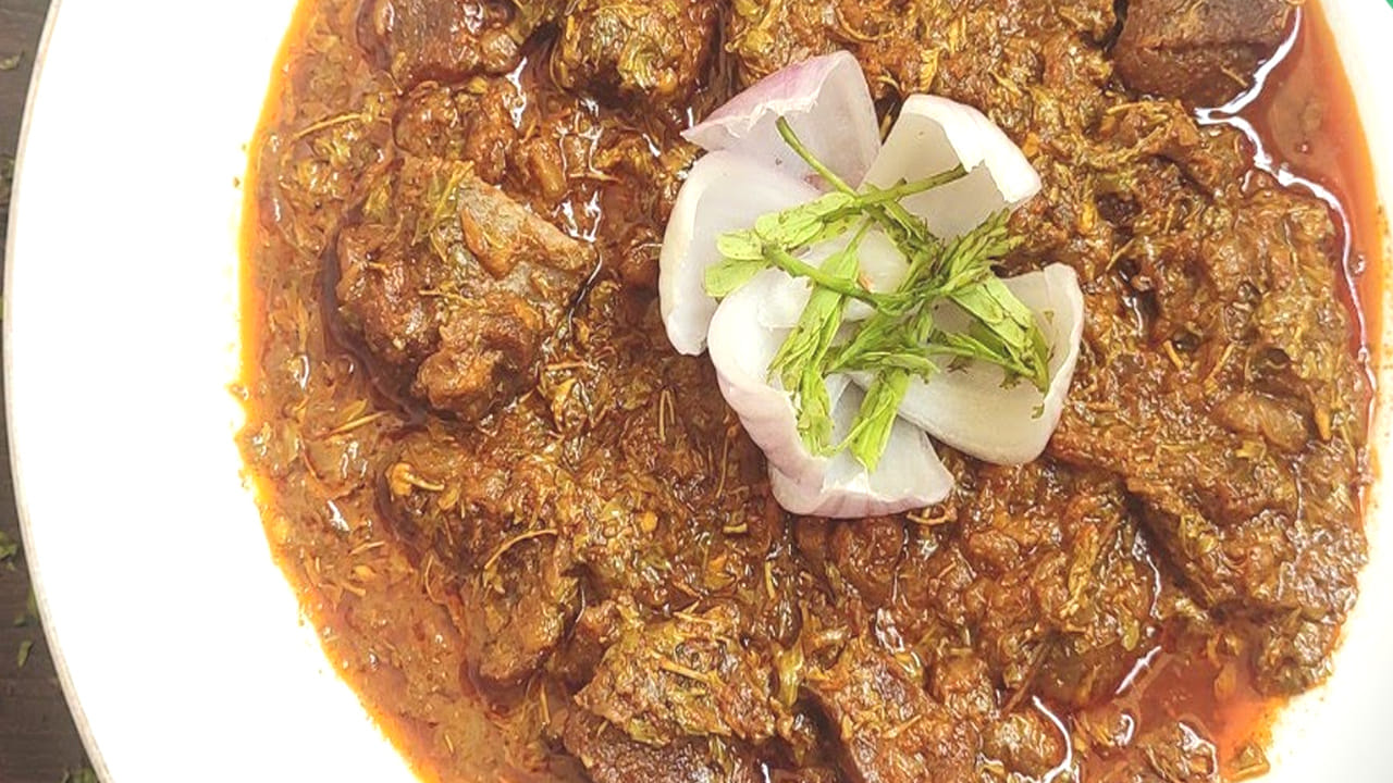 చింత చిగురుతో మనం ఎన్నో కూరలను చేసుకుంటాము. కానీ, అన్నింటిలో అదిరిపోయే కాంబినేషన్ ఏదయినా ఉందంటే అది చింత చిగురుతో మటన్ అనే చెప్పుకోవాలి. ఎందుకంటే ఈ కాంబో వింటుంటేనే నోరూరిపోతుటుంది. అంత రుచి కరంగా ఉంటుంది.