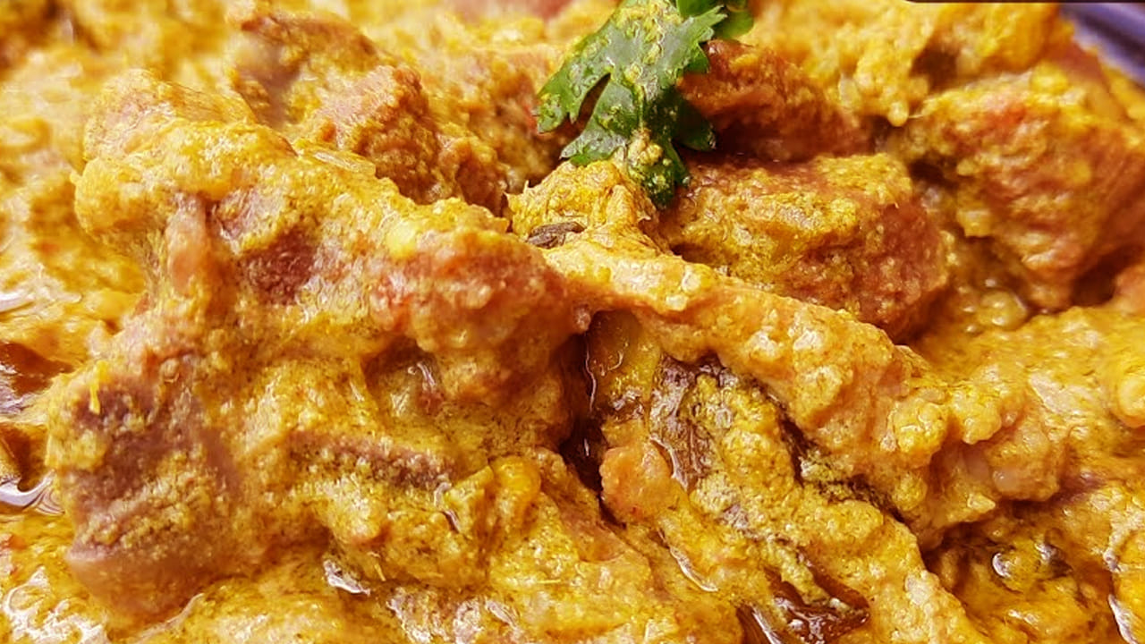 కావాల్సిన పదార్ధాలు: పావు కేజీ చింత చిగురు, అర కేజీ మటన్, ధనియాల పొడి, అల్లంవెల్లుల్లి పేస్ట్, మీడియం ఉల్లిపాయ, గసగసాలు, జీలకర్ర, పసుపు, కారం, నూనె, రుచికి తగినంత ఉప్పు, ఒక కట్ట కొత్తిమీర