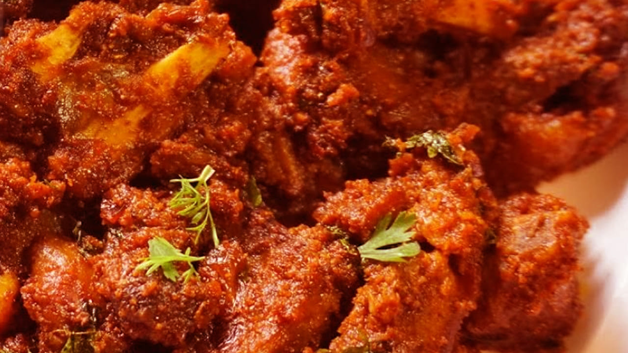 ముందుగా పాన్ తీసుకుని నూనె వేసి, కొద్దీ సేపటి తర్వాత ఉల్లిపాయ ముక్కలు వేసి బాగా తిప్పాలి. ఇప్పుడు పసుపు , అల్లంవెల్లుల్లి పేస్ట్ వేసి దోరగా వేయించుకోవాలి. అలాగే, స్టవ్ మీదే 10 నిముషాలు ఉంచాలి.