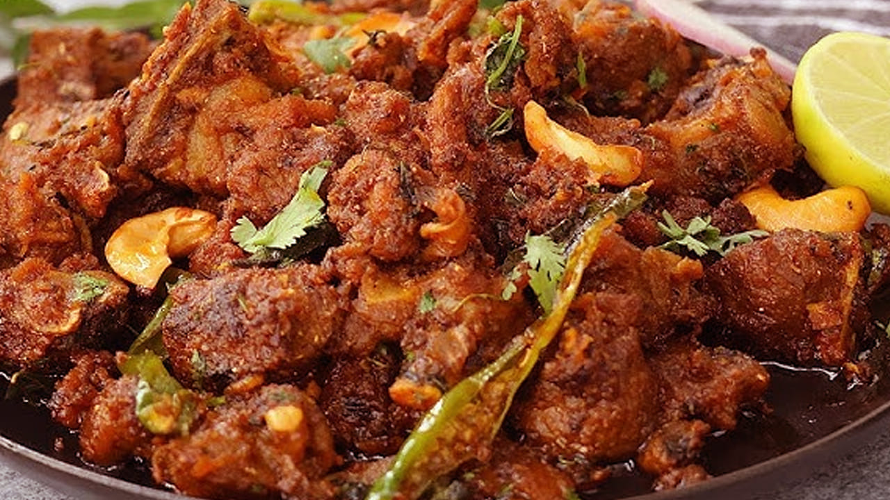 ఇప్పుడు మటన్ తీసుకుని బాగా కడిగి కుక్కర్లో ఉడికించి కారం వేసి బాగా తిప్పుకోవాలి. ఇలా చేస్తే మటన్ ముక్కలకి కారం పట్టి తినడానికి రుచి కరంగా ఉంటుంది. ఇక ఇప్పుడు చింత చిగురు వేసి, కొద్దీ సేపటి తర్వాత మసాలా పొడులు వేసి కలిసేపోయే స్టవ్ మీదే ఉంచాలి. 10 నిముషాల తర్వాత కిందకి దించేయండి. అంతే, చింత చిగురు మటన్ రెడీ. దీనిని వేడి వేడి అన్నంతో తింటే రుచిగా ఉంటుంది