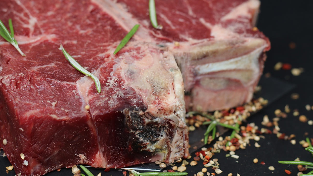 మటన్ కర్రీని సరిగా వండి తింటే దాని కంటే స్పెషల్ డిష్ ఇంకోటి ఉండదు. ఇది మంచి రుచికర భోజనమని చెప్పుకోవాలి. దీనిని తినడం వల్ల ఆరోగ్యానికి ఎన్నో లాభాలు ఉన్నాయి. కాకపోతే దీనిని మరి ఎక్కువ తింటే అనారోగ్య సమస్యలు వస్తాయని వైద్యులు చెబుతున్నారు. 