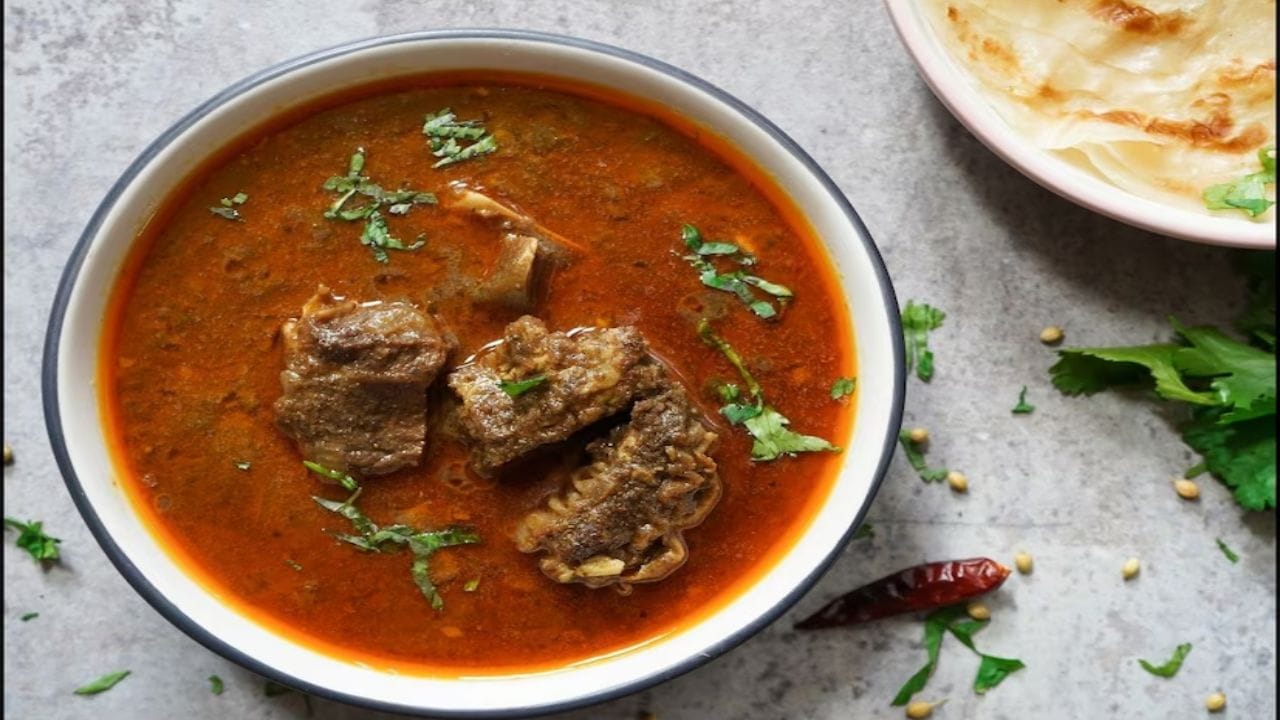 రాబోయేది సంక్రాంతి పండుగ సీజన్ ప్రతి ఒక్కరి ఇంట్లో చికెన్, మటన్ ఉండడం కామన్. హైదరాబాద్‌ హాస్టల్‌లో చప్పటి కూరలు తిని విసిగిపోయిన చాలా మంది సంక్రాంతి ఇంటికెళ్లి మంచిగా చికెన్, మటన్ తినాలి అనుకుంటారు. అలాంటి వారు ఈ విషయం తెలుసుకోవడం చాలా ముఖ్యం. మన తినే ఆహారంపైనే మన ఆరోగ్యం అనేది ఆధార పడి ఉంటుంది. కాబట్టి మనం ఎలాంటి ఆహారం తీసుకుంటున్నాం, వాటిని సరైన పద్దతిలో తింటున్నామా లేదా కూడా తెలుసుకోవాలి. 