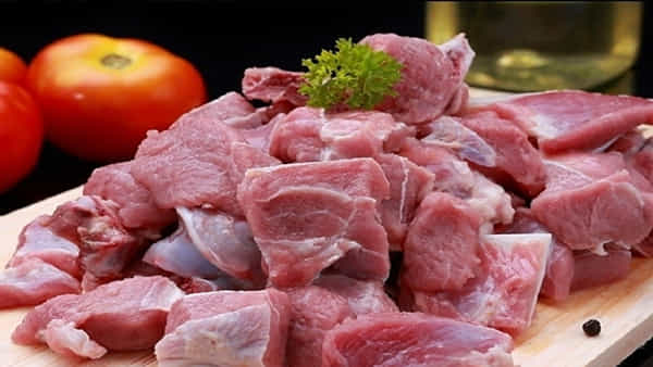 Mutton Prices: మాంసం ప్రియులకు పండుగే పండగ.. కేవలం రూ.550కే కేజీ మటన్.. రీజన్ ఇదే..