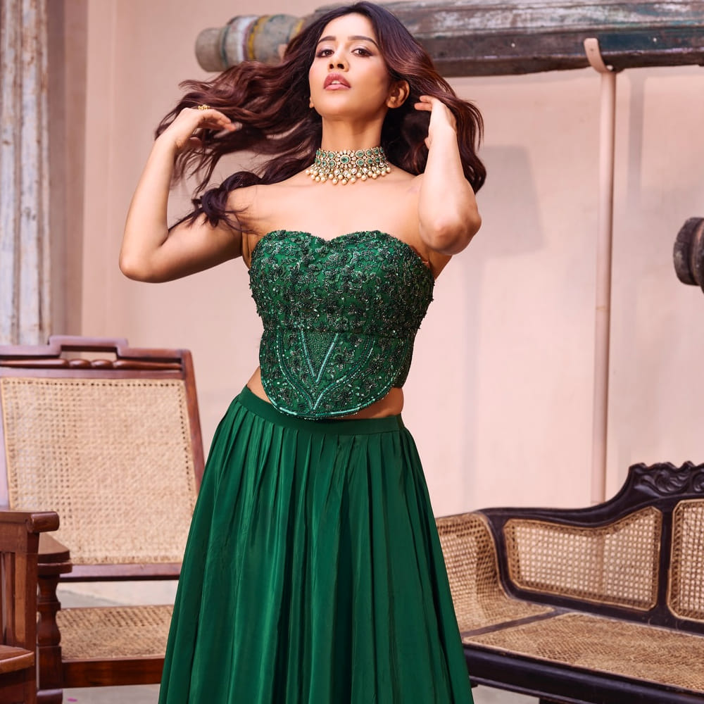 స్టార్ హీరోయిన్స్ బడా సినిమాలు చేస్తుంటే కుర్ర హీరోయిన్స్ చిన్న సినిమాలతో హిట్స్ అందుకుంటున్నారు. కానీ మరికొందరు భామలు మాత్రం అవకాశాల కోసం ఎదురుచూస్తున్నారు. వారిలో నాభ నటేష్ ఒకరు. ఈ ముద్దుగుమ్మకు మంచి క్రేజ్ ఉంది.