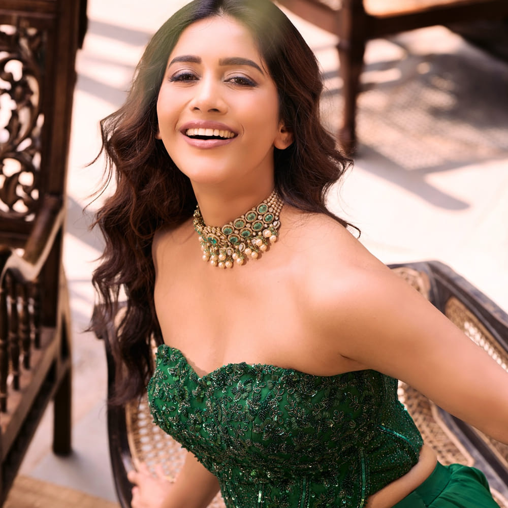 టాలీవుడ్ లో కొత్త కొత్త భామలు చాలా మంది రాణిస్తున్నారు. మన హీరోయిన్స్ మాత్రమే కాకుండా ఇతర బాషల నుంచి వచ్చిన హీరోయిన్స్ కూడా మన దగ్గర సినిమాలు చేస్తూ మెప్పిస్తున్నారు. కానీ వారి పోటీని కొంతమంది తట్టుకోలేకపోతున్నారు.