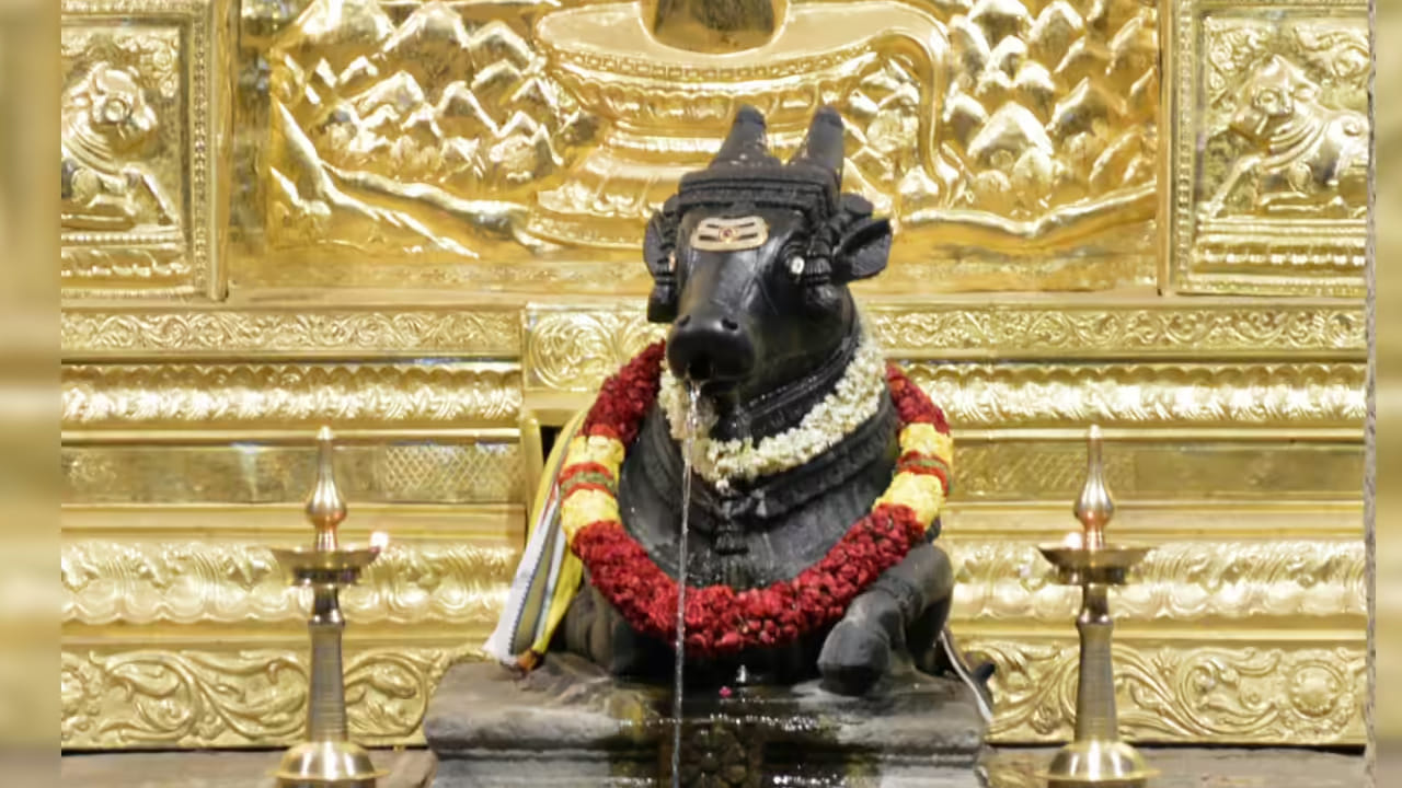 శివాలయాల్లో నంది విగ్రహం అనేది తప్పకుండా ఉంటుంది. అయితే నంది విగ్రహం ఎప్పుడు కూడా శివుడి వైపునే చూస్తూ ఉంటుంది. ఇక ప్రతి ఒక్కరూ నంది వద్దకు వెళ్లి,  దాని చెవులో ఏవో గుస గుసలు చెప్పి, శివుడిని ప్రార్థిస్తుంటారు. అయితే శివుడి ఆలయంలో నంది విగ్రహం ఎందుకు శివుడి వైపు తిరిగి ఉంటుంది? నంది చెవిలో గుస గుసలు చెప్పడం గురించి ఇప్పుడు మనం తెలుసుకుందాం.