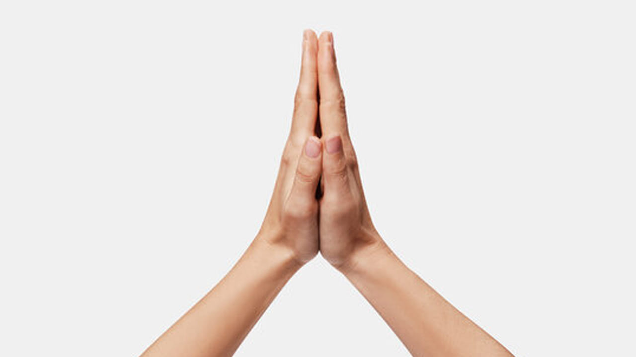 విష్ణువుకు, విష్ణు భక్తులకు నమస్కారం చేసే సమయంలో, శివుడికి నమస్కారం చేసే సమయంలో తప్పకుండా కొన్ని ప్రత్యేక విధానాలు అనుసరిచాలంట. రెండు చేతులను జోడించి, తలపై పన్నెండు అంగుళాల ఎత్తులో పట్టుకొని, భక్తి వినయంతో , మనసులో ఎలాంటి చెడు ఆలోచనలు లేకుండా నమస్కారం చేసినప్పుడు, మంచి ప్రయోజనాలు కలుగుతాయంట.