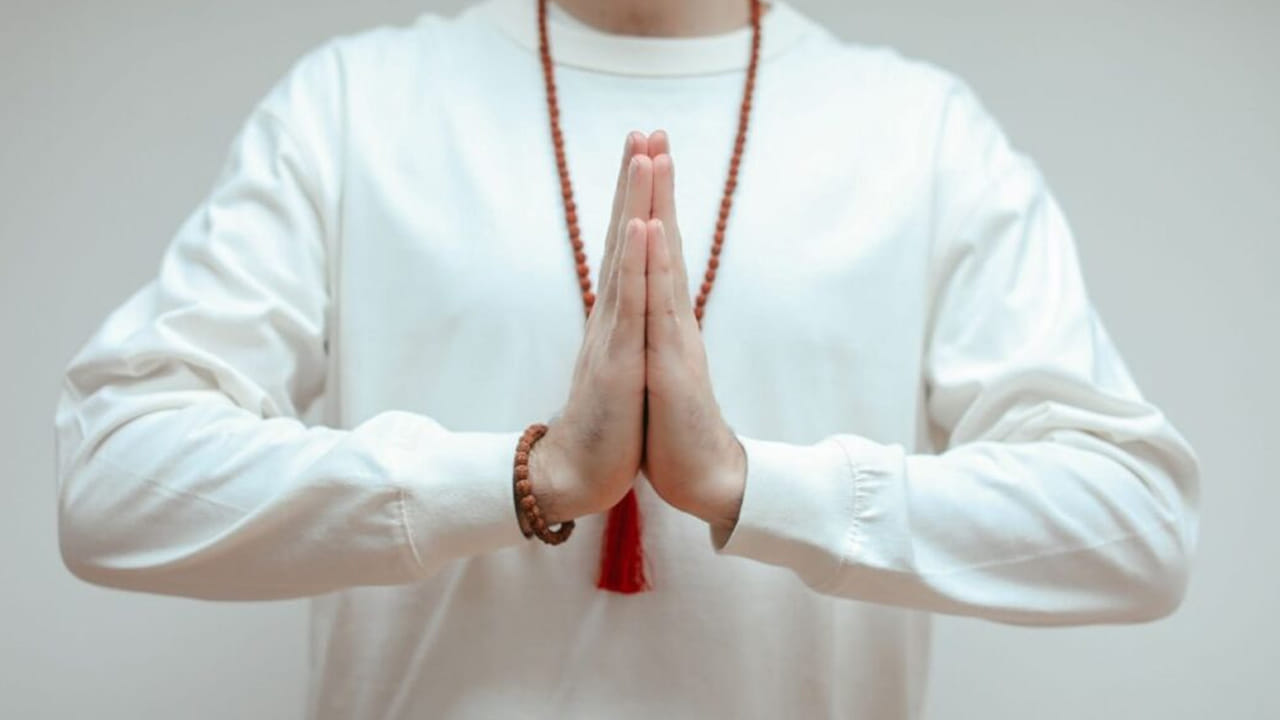 అదే విధంగా ఎప్పుడైనా మీకు మీ గురువులు కనిపించినప్పుడు నోటితో నమస్కారం అని చెప్పకూడదంట. ఈ మధ్య కాలంలో చాలా మంది ఇలానే చేస్తున్నారు. గురువుకు నమస్కారం చేసే సమయంలో రెండు చేతులను ముడుచుకొని వినయంగా నమస్కరించాలంట. ఇది మీకు శుభఫలితాలను ఇస్తుంది. ముక్కుమై మీ చేతి వేళ్లు ఉండేలా నమస్కారం చేయాలంట, ఇది మీ గురువుకు రుణం తీర్చుకోవడానికి సహాయపడుతుంది.