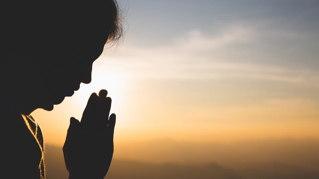 అలాగే మహాపురుషులకు, యోగులకు, సాధవులకు లేదా మహాయోగులకు నమస్కారం చేసే సమయంలో రెండు చేతులను ఛాతిపై ఉంచి, తలను వంచి నమస్కారం చేయాలంట, ఇది చాలా శుభ ఫలితాలను అందిస్తుందని చెబుతున్నారు జ్యోతిష్య శాస్త్ర నిపుణులు .( నోట్ : పై సమాచారం ఇంటర్నెట్ ఆధారంగా ఇవ్వడం జరిగినది, టీవీ9 తెలుగు దీనిని ధృవీకరించలేదు.)