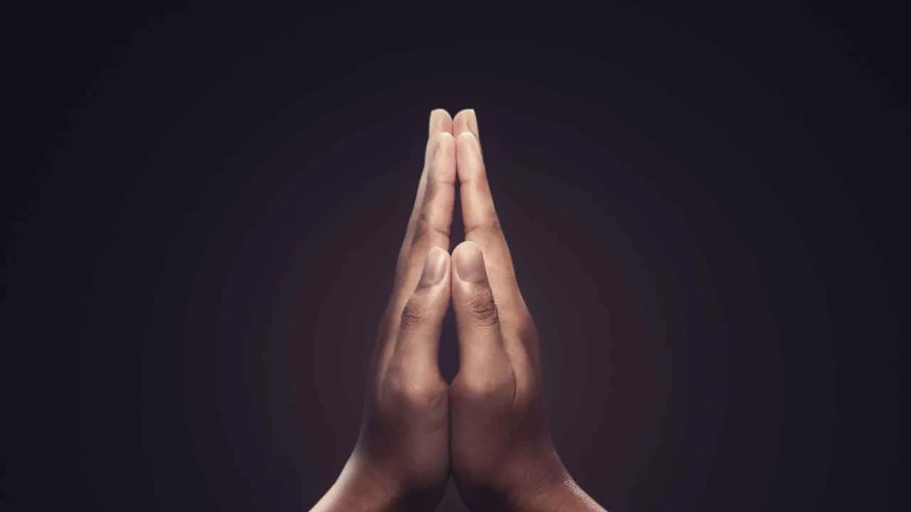 మనం పెద్దలను పలకరించేటప్పుడు, వారికి నమస్కారం చేసినప్పుడు వారిచ్చే ఆశీర్వచనాలు మంచి ఫలితాలను ఇస్తాయి అంటారు. కానీ ఎవరు అయినా సరే పెద్దలను వినయంతో పలకరించి, నమస్కారం చేసినప్పుడు మాత్రమే మంచి ఫలితాలు ఉంటాయంట. కాగా, జ్యోతిష్య శాస్త్రం ప్రకారం, పెద్దలకు, తల్లిదండ్రులకు, గురువులకు నమస్కారం చేసేటప్పుడు ఎలాంటి నియమాలు పాటించాలి అనే విషయాలను వివరంగా తెలుసుకుందాం.