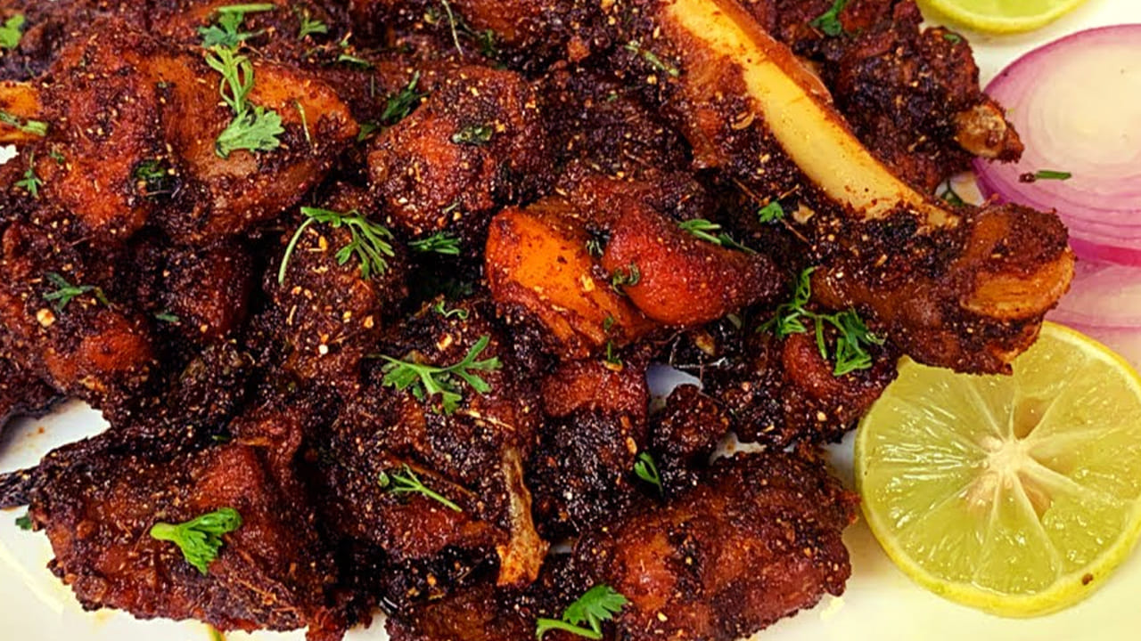 ఆదివారం వస్తే చాలు ఇంట్లో కోడి ఉడకాల్సిందే అయితే, అందరూ బ్రాయిలర్ కోళ్లను మాత్రమే ఎక్కువగా తింటారు. నాటు కోడి జోలికి పోరు. ఎందుకంటే, ఇది ధర ఎక్కువగా ఉంటుంది కాబట్టి, దీనిని తినడానికి ఇష్ట పడరు. కానీ, నాటు కోడి టేస్ట్ మాములు కోళ్లలో ఎక్కడా దొరకదు. ఎందుకంటే దాని క్రేజ్ అలా ఉంటుంది మరి.