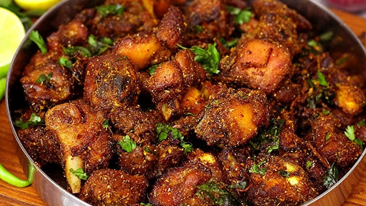 కావాల్సిన పదార్థాలు : నాటు కోడి 500 గ్రాములు, 5 టేబుల్ స్పూన్లు నూనె , పావు టీ స్పూన్ పసుపు, ఉప్పు , కారం, ఒక టీ స్పూన్ అల్లం వెల్లుల్లి పేస్ట్ , అర టీ స్పూన్ ధనియాలు పూడి, దాల్చిన చెక్క 2 చిన్నవి, లవంగాలు 3, యాలకులు 2, జీలకర్ర అర టీ స్పూన్, అల్లం వెల్లుల్లి పేస్ట్ 1 టీ స్పూన్, మంట ఎక్కుగా ఉన్న పచ్చిమిర్చి 4, ఉల్లిపాయ 1, అర కట్ట కొత్తిమీర.