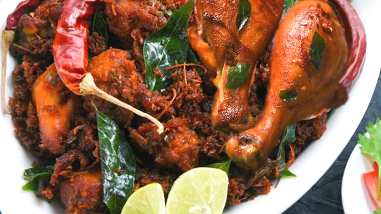 తయారీ విధానం: మొదటగా స్టవ్ మీద పాన్ పెట్టి అది వేడయ్యాక దానిలో కట్ చేసి పెట్టుకున్న నాటుకోడి ముక్కలను వేసి బాగా ఉడికించాలి. ఇలా చేయడం వలన దానిలో ఉన్న పచ్చి దనం పోతుంది. ఇప్పుడు మళ్ళీ ఇంకోసారి స్టవ్ ఆన్ చేసి పాన్ పెట్టి దానిలో 5 టేబుల్ స్పూన్లు నూనె వేసుకోవాలి. అది వేడయ్యాక ముందుగా పక్కకు పెట్టుకున్న నాడు కోడి ముక్కలు వేసి మగ్గనివ్వాలి.