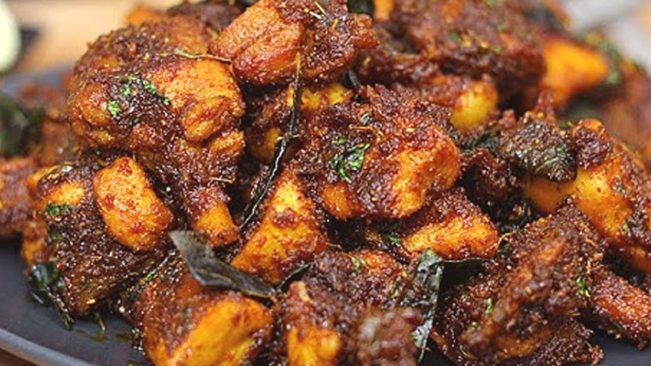 ఆ తర్వాత పాన్ తీసుకుని ధనియాలు, యాలకులు, జీలకర్ర, దాల్చిన చెక్క, లవంగాలు వేయించుకోవాలి. దీనిని కిందకి దింపి
మిక్సీ లో పట్టుకుని పొడి లాగా చేసుకోవాలి. ఇక అదే సమయంలో నాలుగు పచ్చిమిర్చి, అల్లం, వెల్లుల్లిని కూడా పట్టుకుని పేస్ట్ లాగా చేసుకోవాలి.