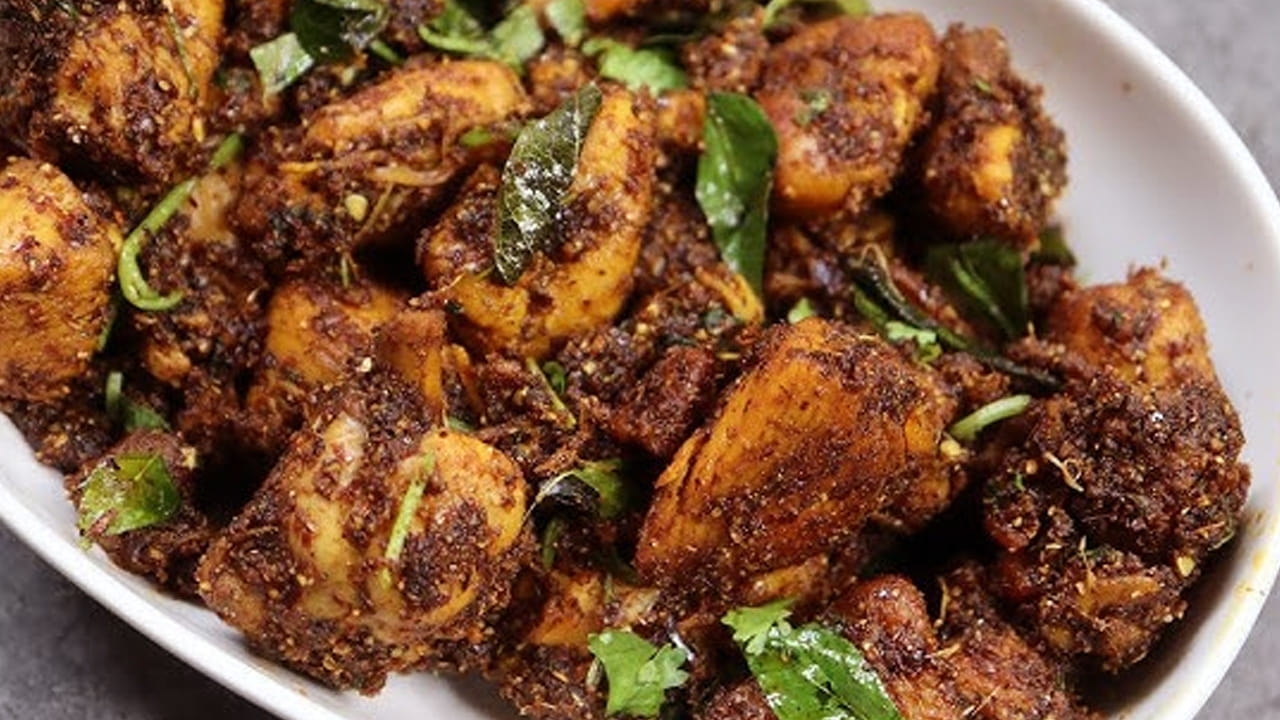 ఇప్పుడు నాటుకోడి ముక్కలు దానిలో ఈ పేస్ట్ ను వేసుకోవాలి. ఆ తర్వాత కట్ చేసిన ఉల్లిపాయ ముక్కలు కూడా వేసుకోవాలి.
అయితే, బ్రాయిలర్ చికెన్ కన్నా ఇది ఉడకటానికి కొంత సమయం పడుతుంది. కాబట్టి, గరిటెతో దీనిని కలుపుతూ ఉండాలి. ఆ తర్వాత కారం వేసుకుని బాగా కలుపుకోవాలి. ముందుగా మిక్సీ పట్టుకున్న మసాలా పొడి వేసి తిప్పి , ఆ తర్వాత కొత్తిమీర వేసి రెండు నిముషాలు ఉంచి దించాలి. అంతే అదిరిపోయే నాటుకోడి ఫ్రై రెడీ