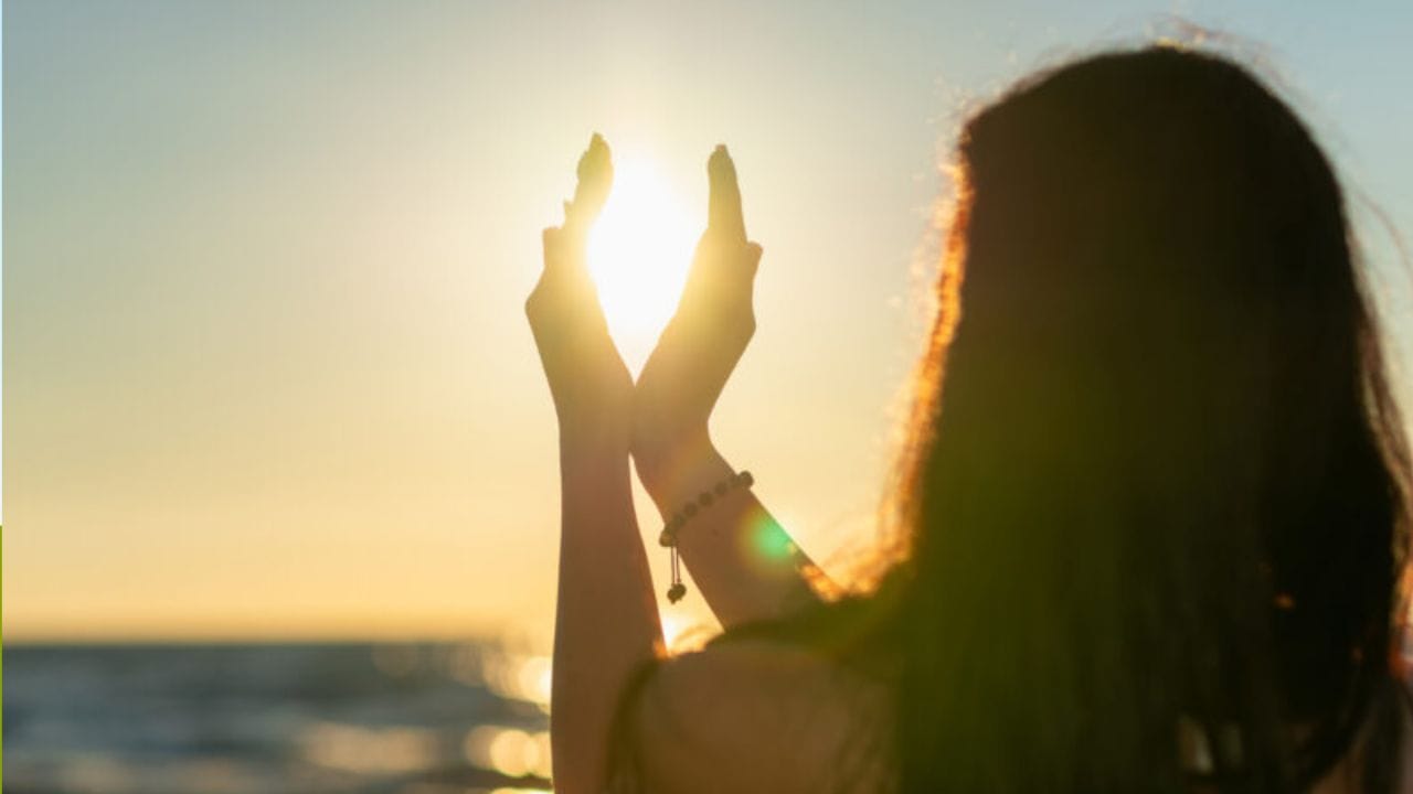 మరో ముఖ్య విషయం ఏమింటంటే.. మార్నింగ్ లేచిన వెంటనే కాసేపు ఎండలో నిల్చోంది. ఇలా చేయడం ద్వారా సూర్య కిరణాలు మీ ముఖంపై పడి చర్మంపై ఉన్న బ్యాక్టీరియా తొలగిస్తాయి. దీని వల్ల చర్మం తాజాగా ఉంటుంది. మీరు కొన్ని రోజులు ఈ చిట్కాలను పాటిస్తే, మీ ముఖంలో స్పష్టమైన మార్పు కనిపిస్తుంది.( Note: పైన పేర్కొన్న అంశాలు కేవలం అవగాహన కోసం మాత్రమే అందించబడినవి.. వీటిని టీవీ9 దృవీకరించట్లేదు. వీటిపై మీకేవైనా సందేహాలు ఉంటే వైద్యులను సంప్రదించండి)