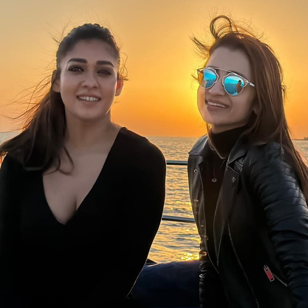 సౌత్ ఇండస్ట్రీలో ఒకప్పుడు మోస్ట్ వాంటెడ్ హీరోయిన్స్ చాలా మంది ఉన్నారు. అందులో త్రిష, ఛార్మీ, నయనతార సైతం. ఇప్పుడు ఛార్మీ సినిమాల్లో నటించకుండా నిర్మాణ రంగంలో రాణిస్తుంది. కానీ దాదాపు రెండు దశాబ్దాలుగా ఇండస్ట్రీలో చక్రం తిప్పుతున్న హీరోయిన్స్ నయనతార, త్రిష. 