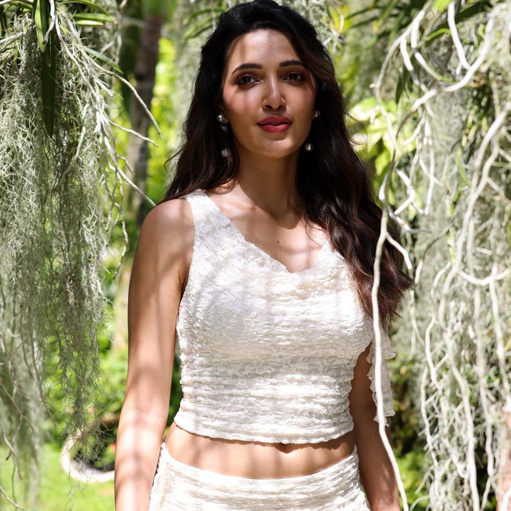 ప్రస్తుతం ఈ ముద్దుగుమ్మ హీరోయిన్ గా సినిమాలు చేయడం లేదు. దాంతో ఆమె అభిమానులు వెయిట్ చేస్తున్నారు. కావాలనే స్పీడ్ తగ్గించిందా.. లేక ఆమెకు ఆఫర్స్ రావడం లేదా.? అని అభిమానులు అనుమానాలు వ్యక్తం చేస్తున్నారు. ఇక సోషల్ మీడియాలో ఈ ముద్దుగుమ్మ షేర్ చేసే ఫోటోలకు మంచి క్రేజ్ ఉంటుంది.