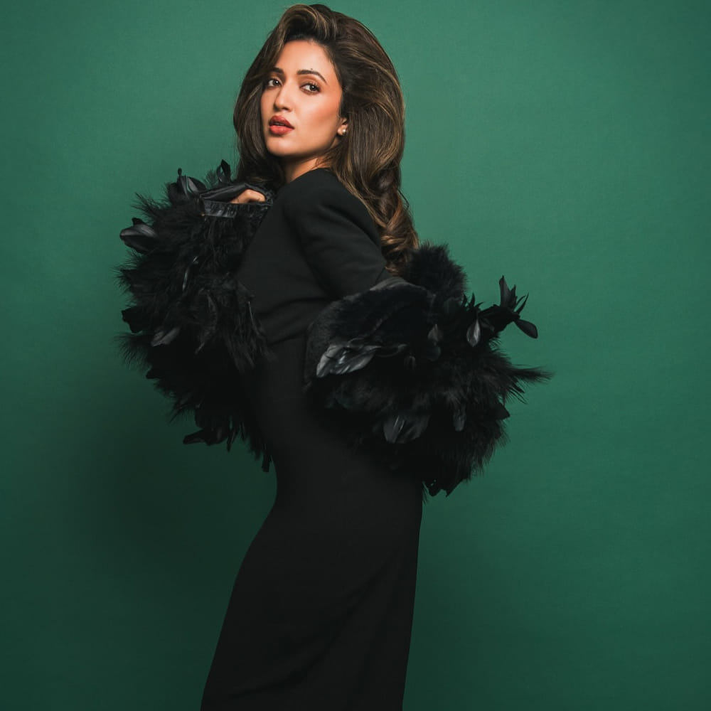 ఇదే ఊపులో.. యంగ్ హీరో కార్తికేయ సరసన బెదురులంక.. కిరణ్ అబ్బవరం సరసన రూల్స్ రంజన్ సినిమాలు చేసింది. కానీ ఆ సినిమాలు సక్సెస్ అవ్వలేదు. టిల్లు స్క్వేర్‌లో అతిథి పాత్ర వేసి. రాధికగా మళ్లీ రంజింపజేసింది. మళ్లీ వరుసగా ఫ్లాప్స్ అందుకుంది. 