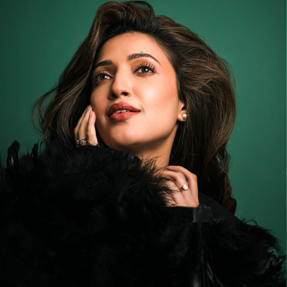 ఈ బ్యూటీ మాత్రం కుర్రాళ్లకు బాగా కనెక్ట్ అయింది. దీంతో అందాల ఆరబోతకు తెరతీసింది ఈ వయ్యారి భామ. ఆ తర్వాత వచ్చిన నేహ సినిమా గల్లీ రౌడీ కూడా బాక్సాఫీస్ దగ్గర బోల్తా కొట్టింది. ఆతర్వాత  మోస్ట్ ఎలిజిబుల్ బ్యాచిలర్ చిత్రంలో చిన్న పాత్రలో మెరిసింది.